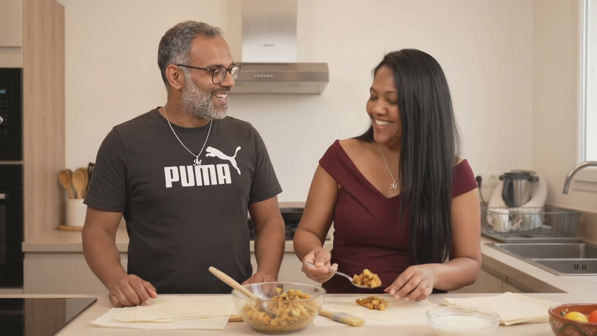 Préparation des Samoussas dans la cuisine - MIA et MATHIEU - Vidéo MP4