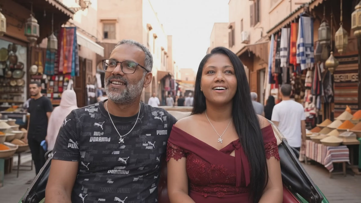 Promenade en calèche dans les ruelles de la MEDINA à MARRAKECH MAROC - MIA et MATHIEU - Video MP4